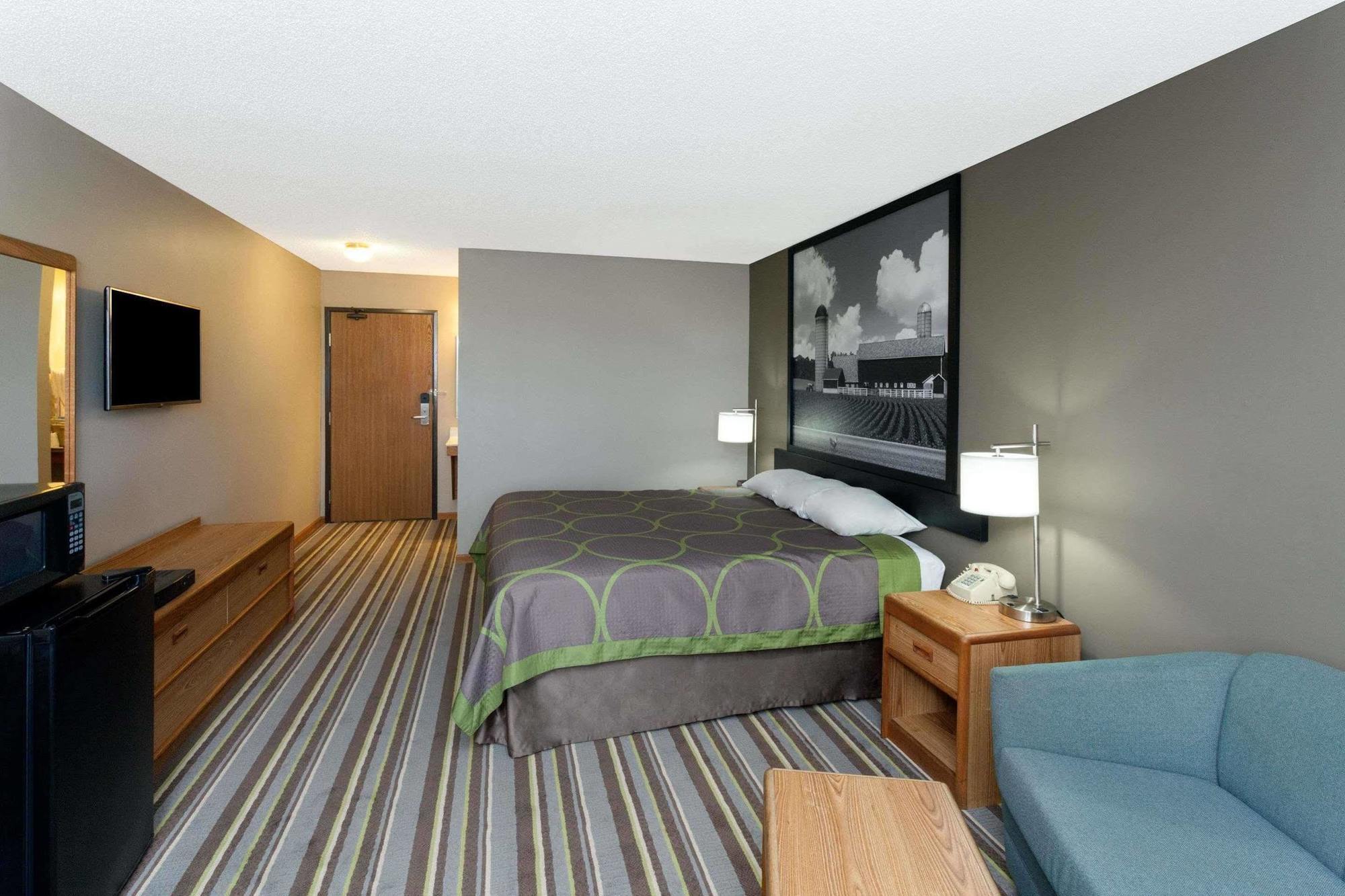 Super 8 By Wyndham Gilman Hotel Exterior photo